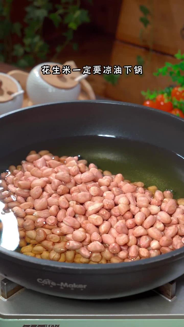 很多人喜欢饭店的老醋花生，其实在家做也很简单