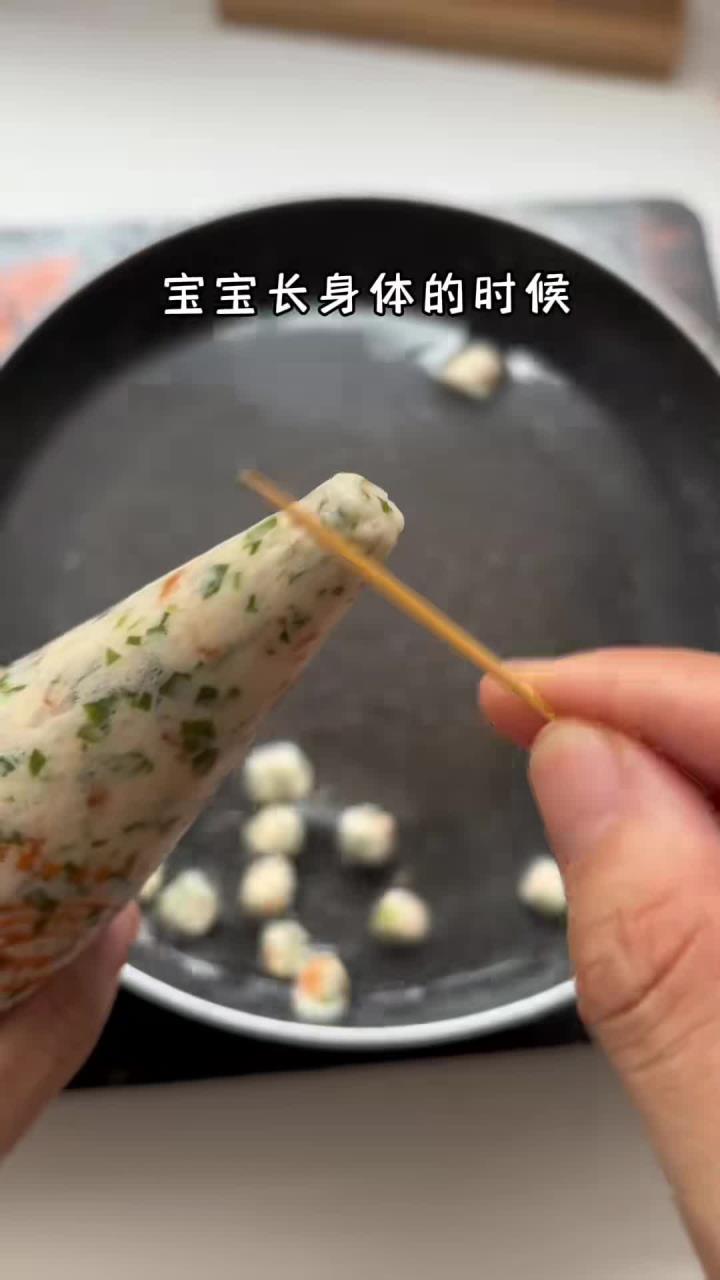 宝宝八个月后就不要总吃糊糊了,多做这个裙带菜鲜虾球,软嫩鲜香,宝宝一口一个