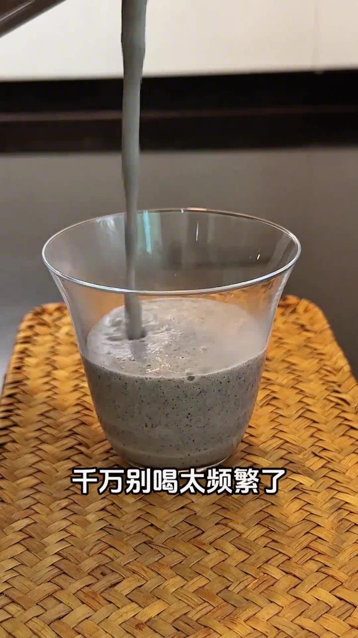 又香又浓的黑芝麻香蕉奶昔,真的非常好喝!
