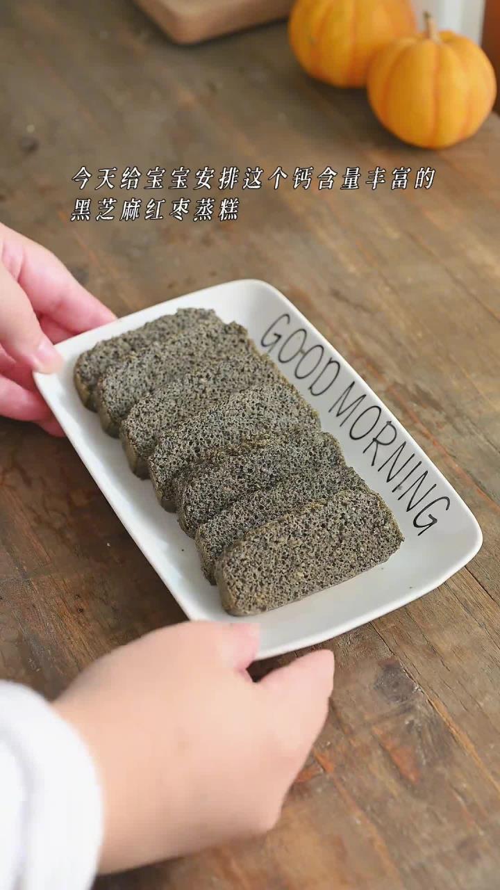 宝宝的咀嚼期很重要,不要老吃糊糊,可以试试这种蒸糕手指条,今天做的黑芝麻蒸糕手指