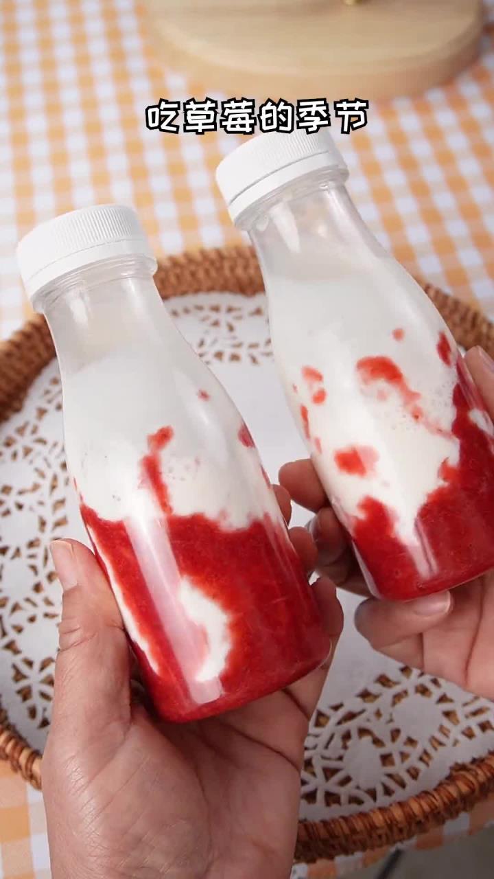 婆婆做的草莓牛乳简单易做，颜值爆表，巨好喝！浓郁的牛奶加上草莓果酱，酸酸甜甜的