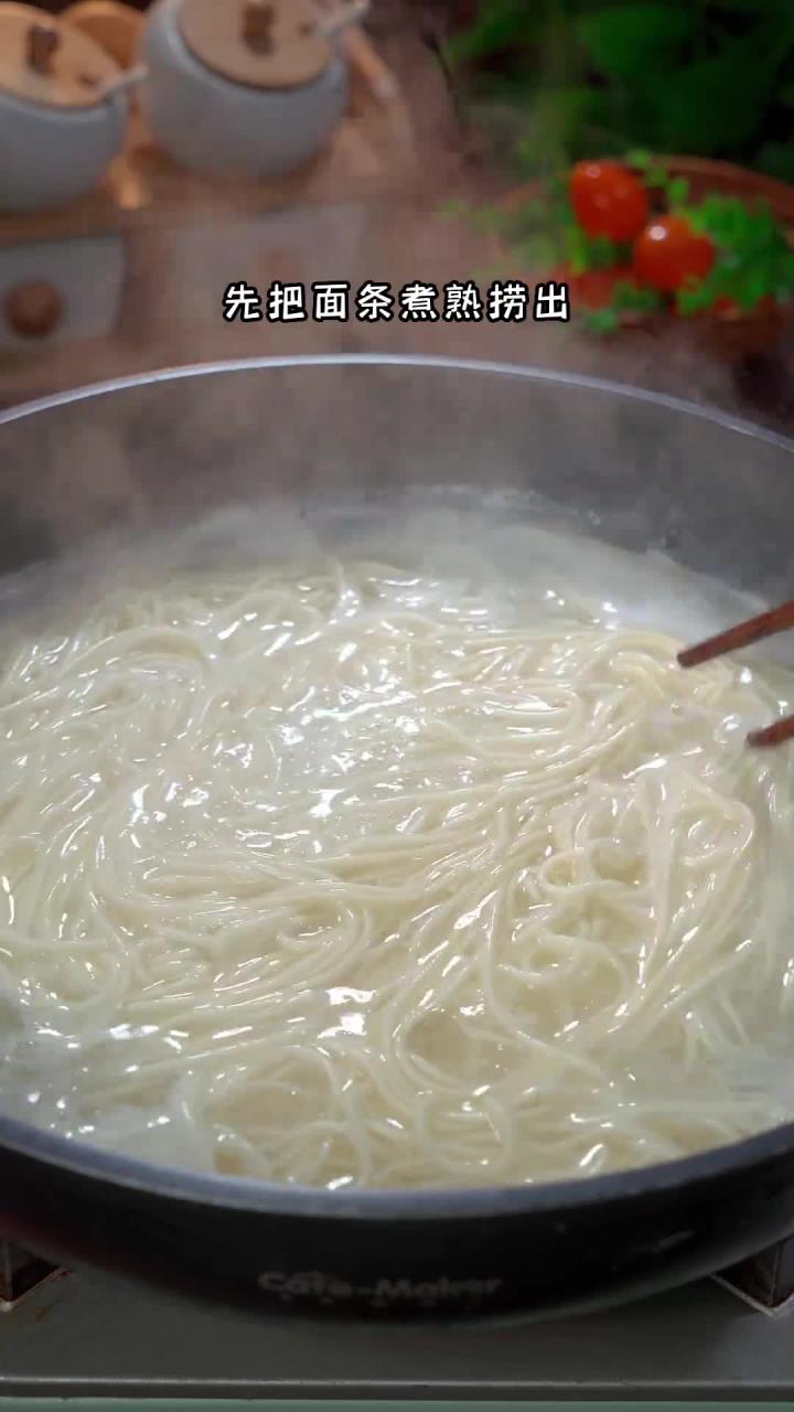 天热没胃口不想吃饭，那就做一个酸辣凉拌面吧，简单易做，比饭店还好吃