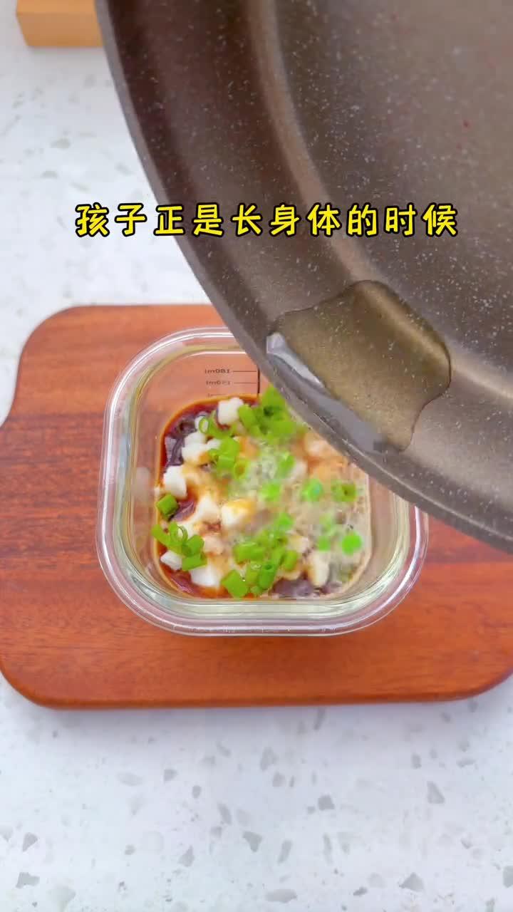 宝宝添加辅食后，蛋白质的摄入很重要，这个鳕鱼蒸蛋羹安排上，鲜香嫩滑，入口即化真的