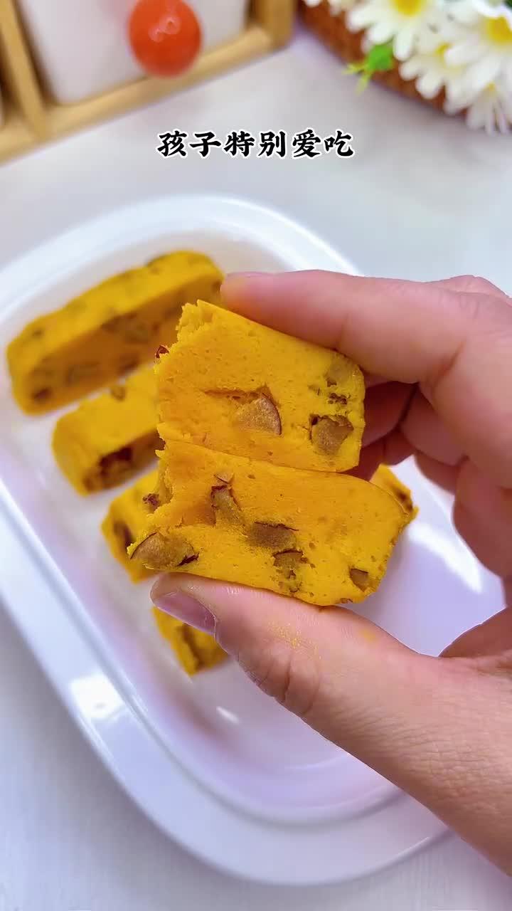 用南瓜和红枣做八个月宝宝就能吃的蒸糕,松软香甜,孩子特别喜欢,简单搅一搅蒸一蒸就