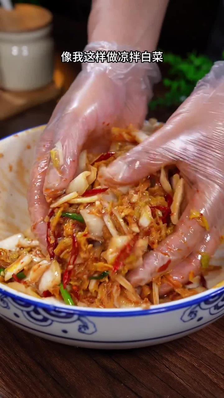 以后家里的白菜别总炒着吃了,像我这样做个凉拌白菜,爽脆开胃