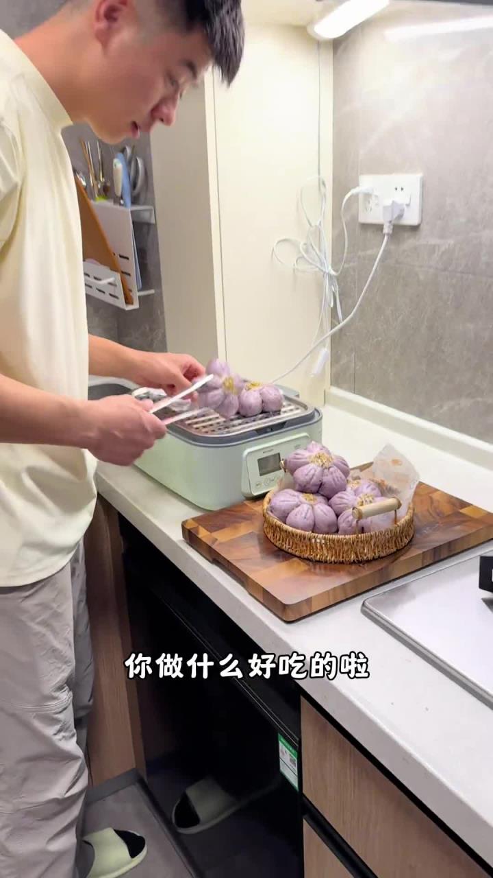 蓝莓加山药做出来的花朵馒头营养美味 宝宝很爱吃 像我这么做 蓝莓颜色不会掉哦