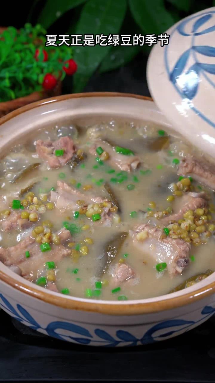夏天正是吃绿豆的季节，像我这样做个绿豆排骨海带头汤，鲜美好喝