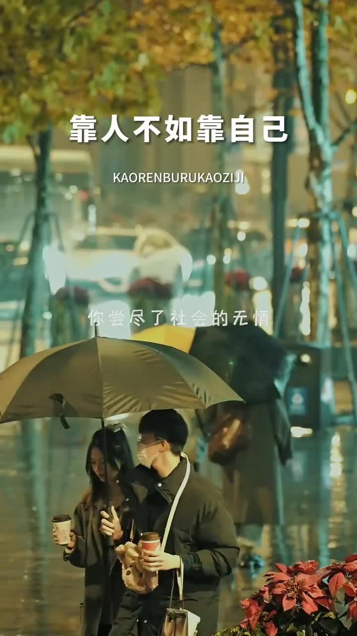 冰层裂痕里游出鱼影子