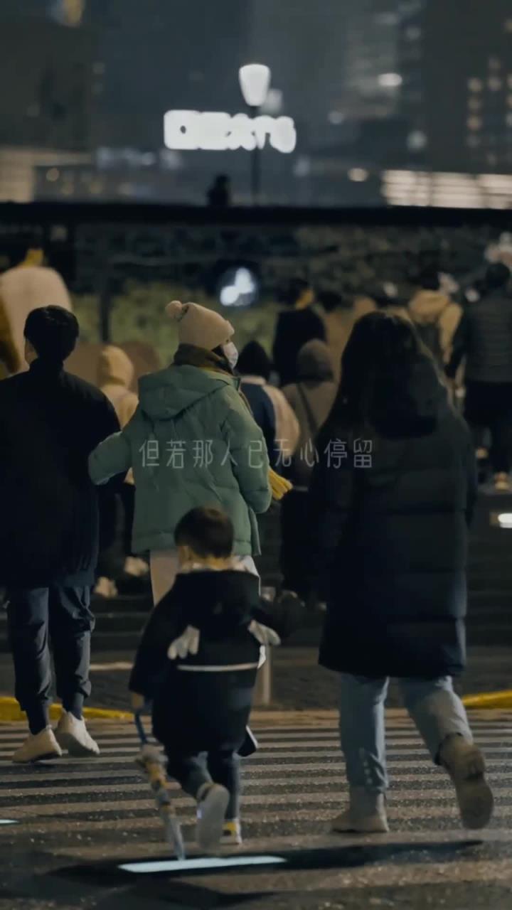 生日蛋糕的烛光里映着我想你快乐的岁岁年年