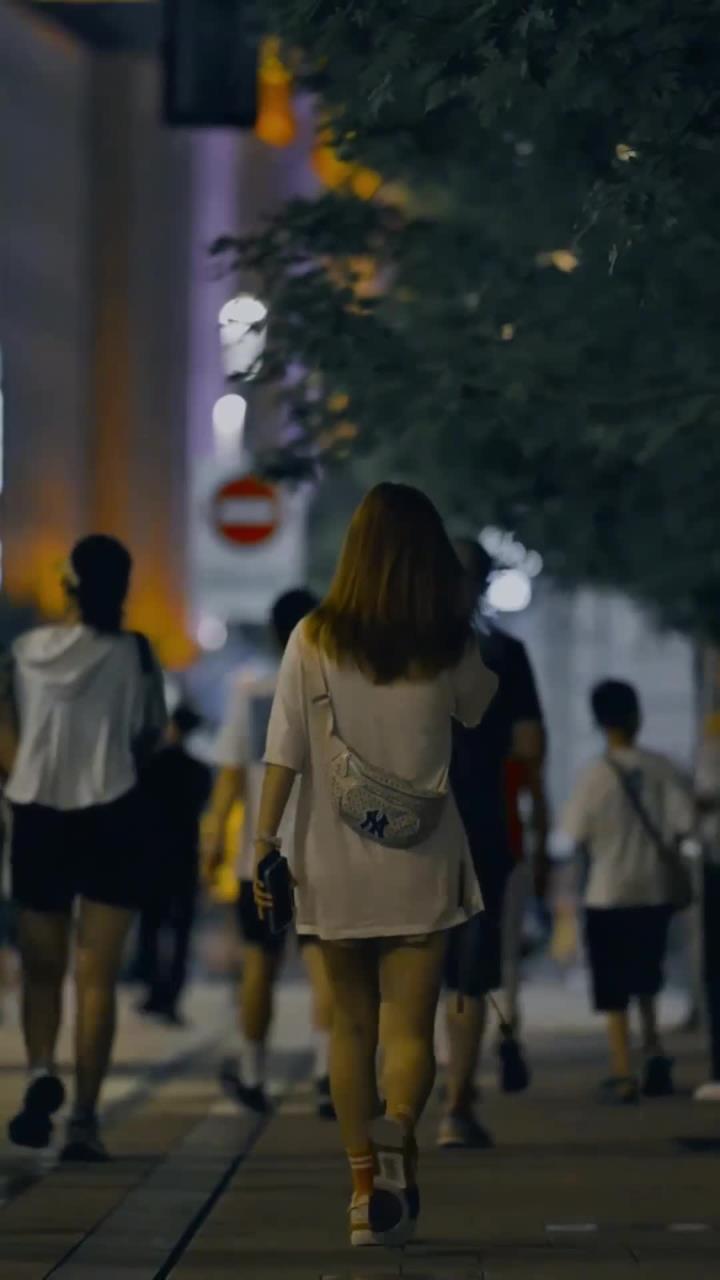 孙子的橡皮泥蛋糕上插着我们的银婚蜡烛