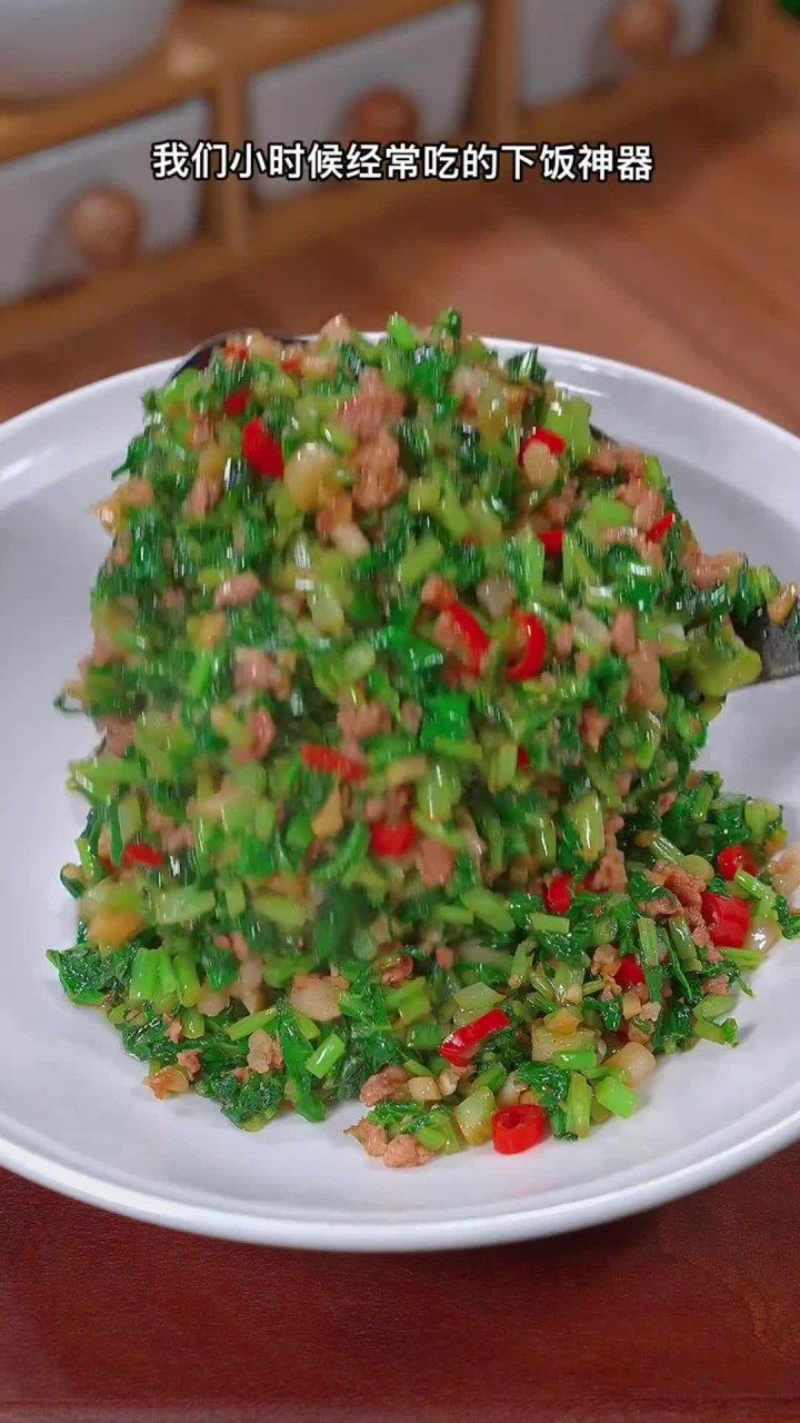 小时候我们经常吃的下饭菜萝卜苗炒肉末，香辣爽口，比肉还好吃