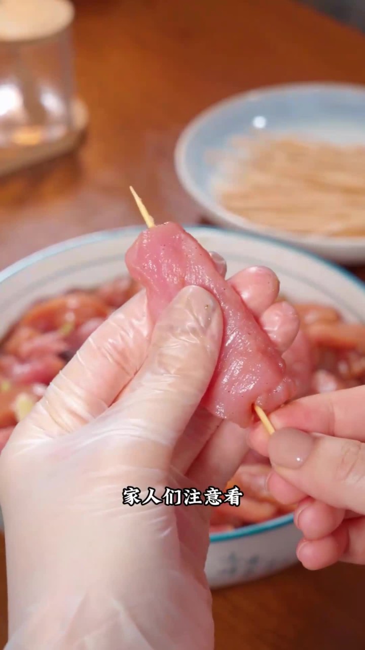 这是全网很火的猪肉新做法，麻辣鲜香，非常有嚼劲，既可以当主食，又可以当零食