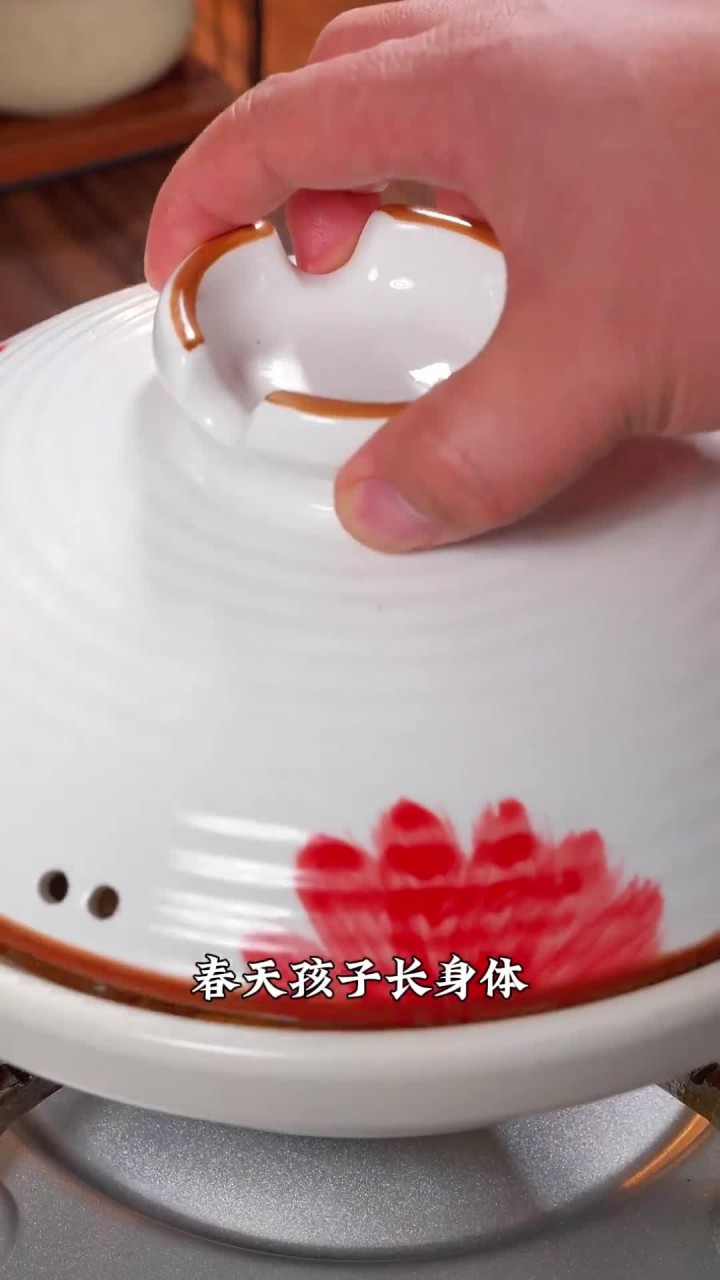 牛肉的营养是非常高的,只要我一有空了,就会给家里人做这个牛肉腐竹煲,做法简单,全