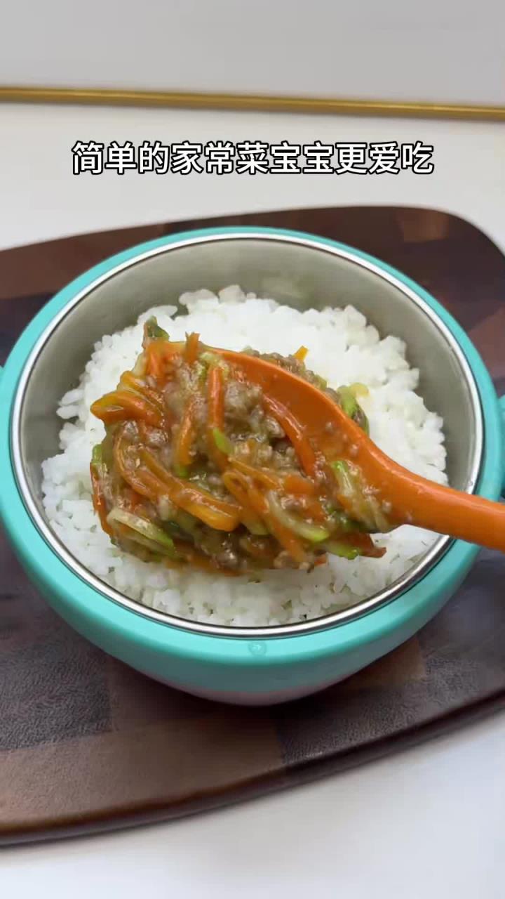 简单的家常菜宝宝更爱吃.西葫芦炒牛肉.搭配米饭简单又营养