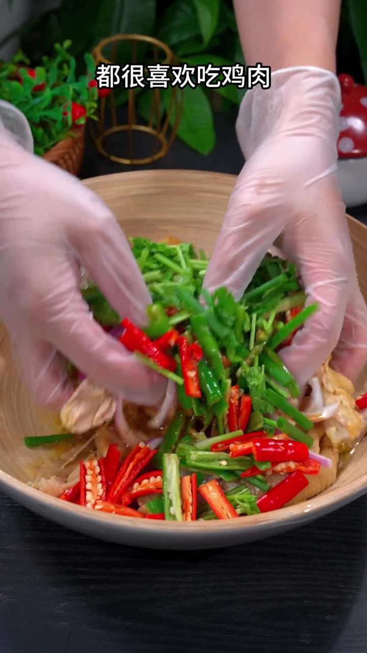 这是闺蜜教我椒麻鸡的做法，皮脆肉嫩，香麻入味，每次做一只都不