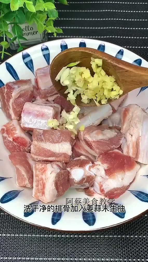 别再做红烧排骨了 试试和糯米一起蒸出来香甜软糯 大人小孩都喜