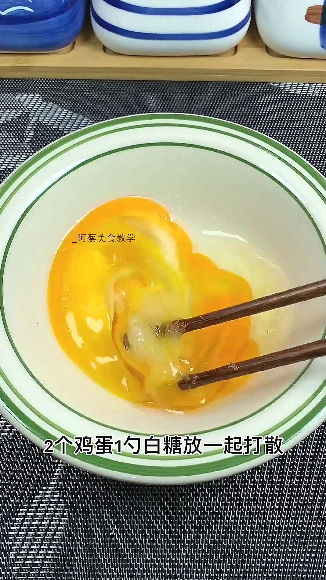 家里有鸡蛋就可以做小朋友爱吃的蛋挞 一点也不比外面卖的差