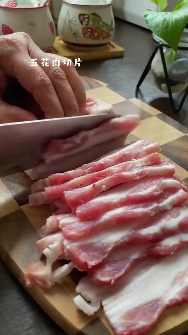 天冷了,想吃烤肉自己在家做,干净又卫生,味道一点都不输外面买的,好吃又简单 料