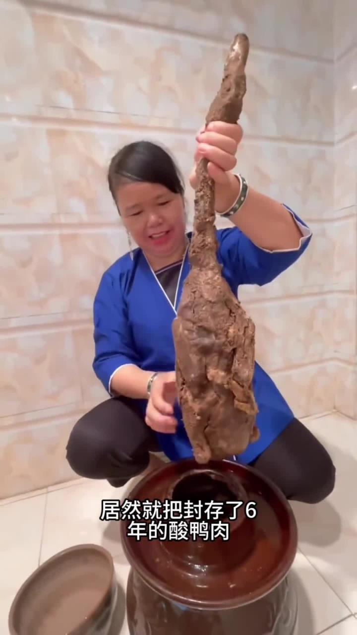 看着大妈制作的酸鸭肉方式,惊呆了