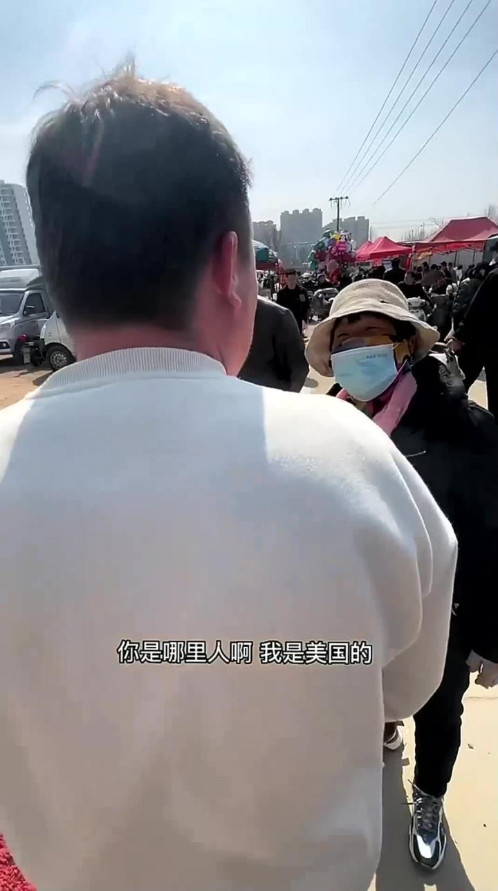 美国雷哥花式炫技吃山东羊汤，被摊主散搂子神操作当场