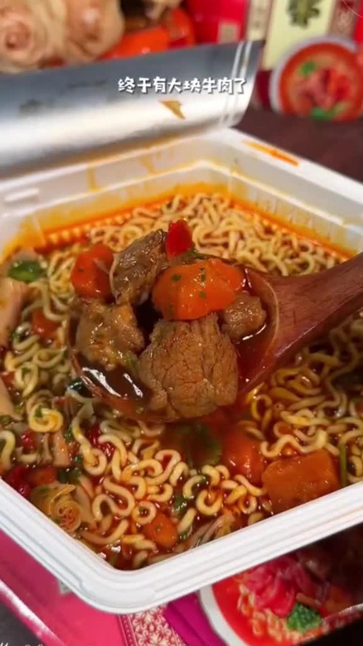 康师傅也出香菜口味了,香辣牛肉搭配超多的香菜,真的是香上加香,这个味道简直绝了