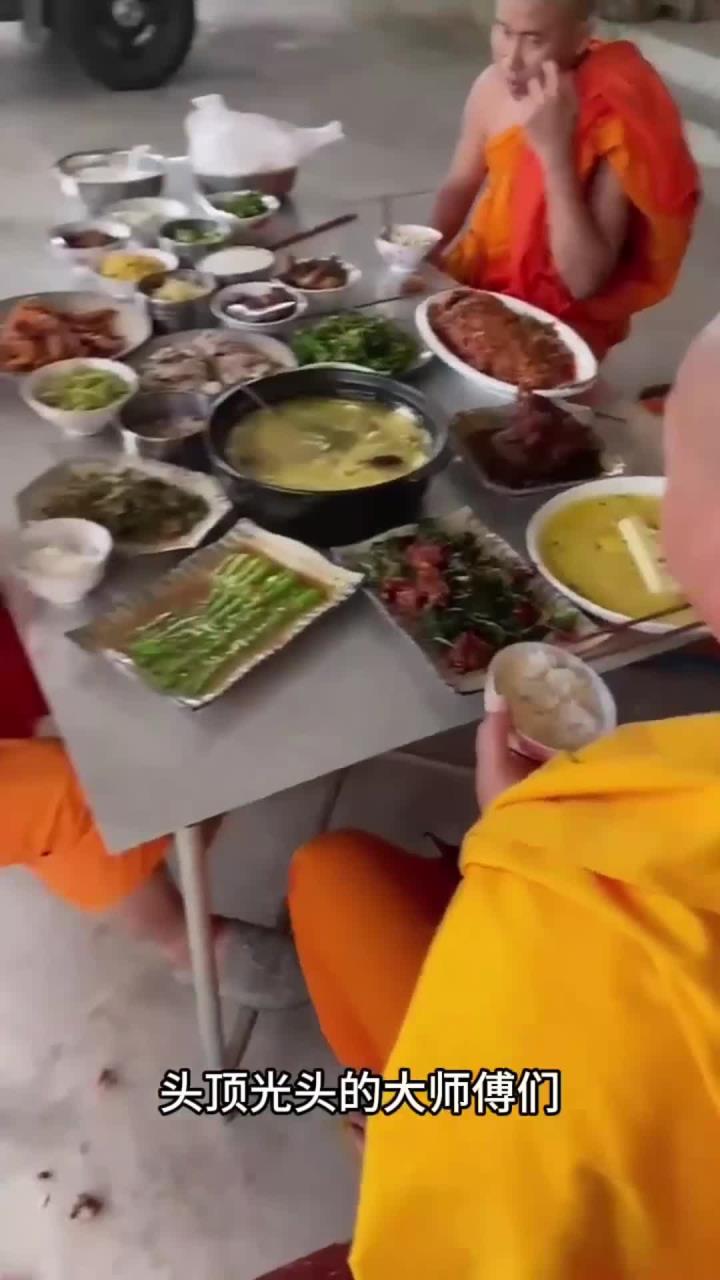 没想到师傅们的午餐竟然如此丰盛