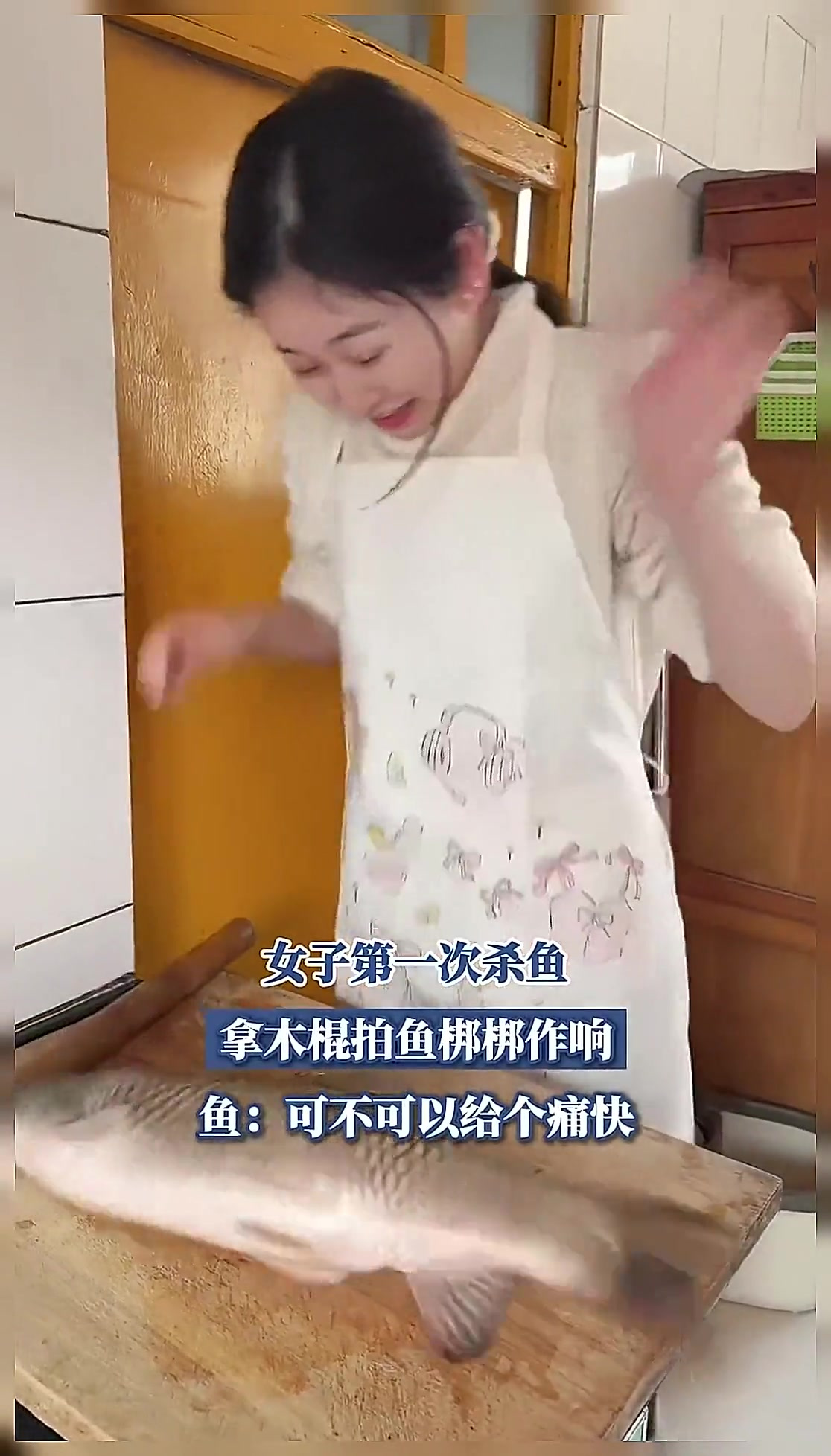 女子第一次杀鱼,拿木棍拍鱼梆梆作响,鱼:可不可以给个痛快
