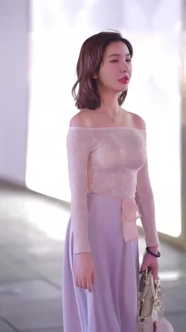 30岁性感美女,肉色抹胸裙在夜色下是那么亮眼,被她忧郁表情吸引+完美身材 大长腿 肤