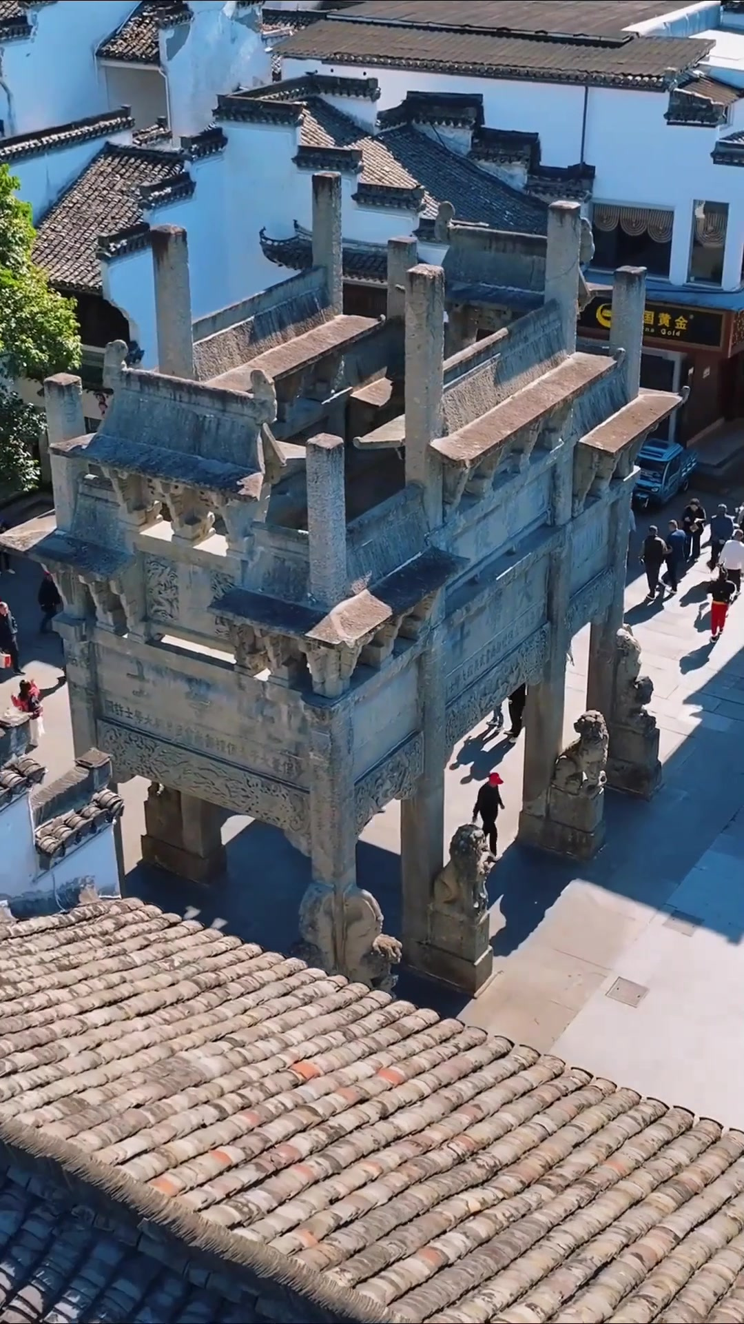 初冬旅行,徽州古城位于安徽歙县,是中国三大地方学派之一的“徽学”发祥地。它始建于秦朝,有众
