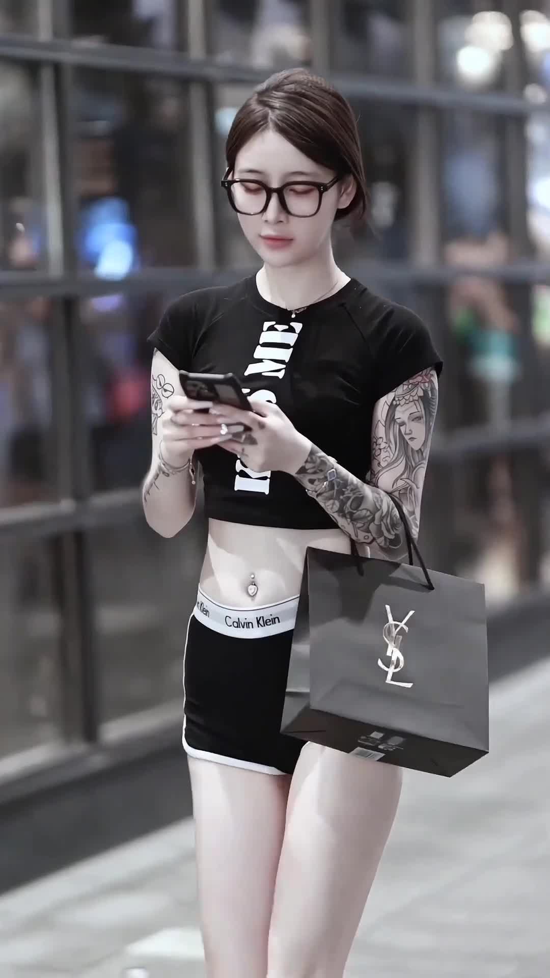 三里屯街拍,冬天北京商场人气旺不旺?大鹅门口大长队我很不理解