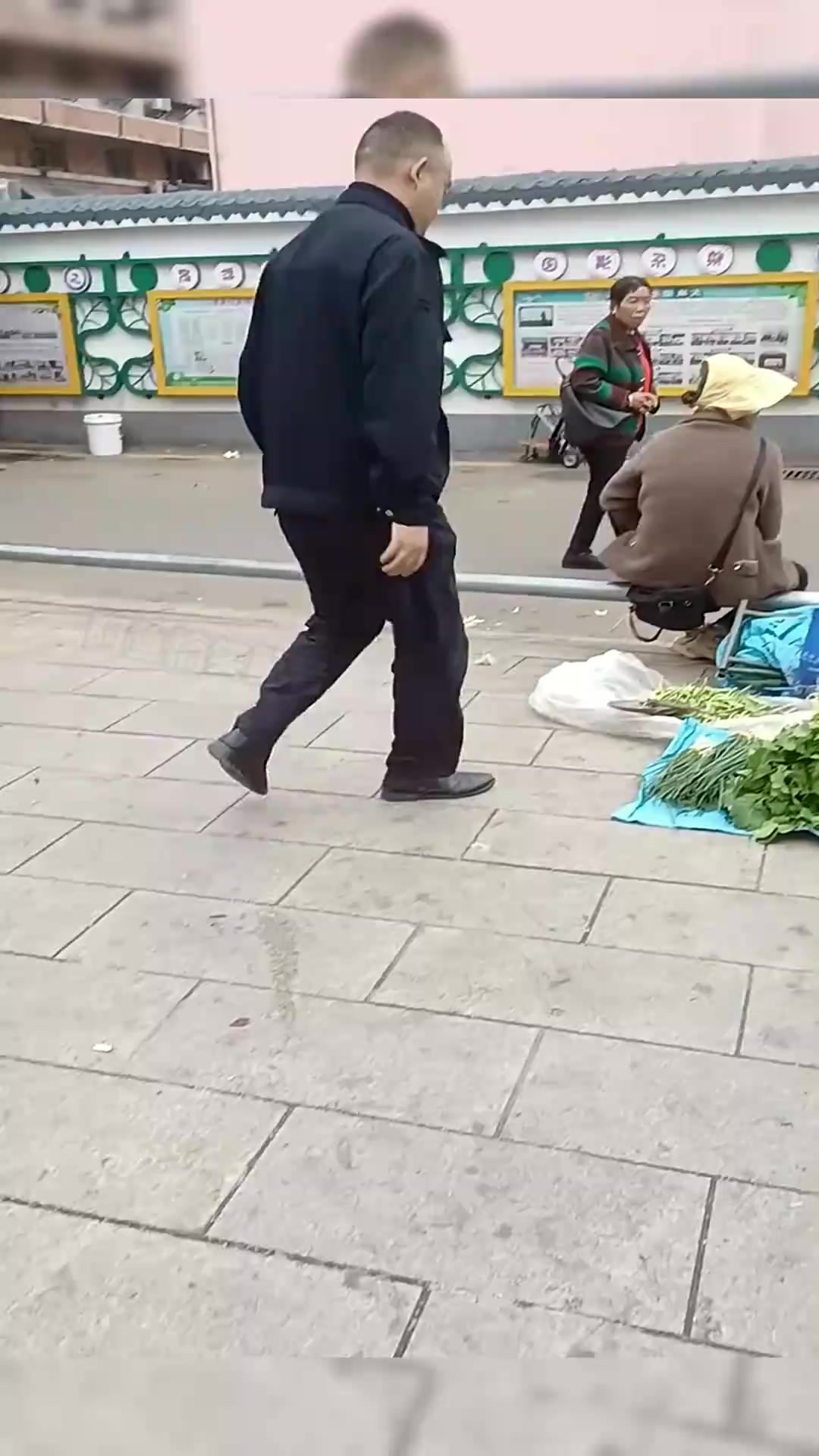 “路边菜摊的温暖与不解之谜：大哥的神秘举动背后藏着什么？”