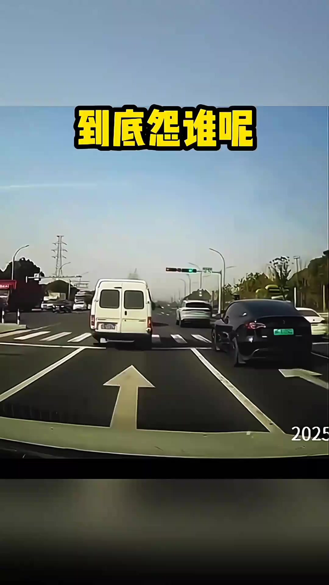 白色面包车与灰色轿车激烈对抗,路怒事件引发惊险车祸!