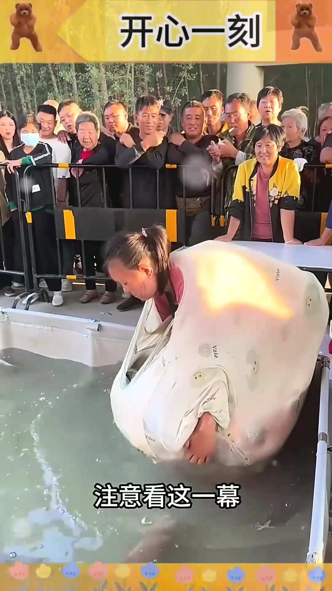 “大姐抓鱼趣事：用衣服装鱼，结果累得弯腰走不动！”