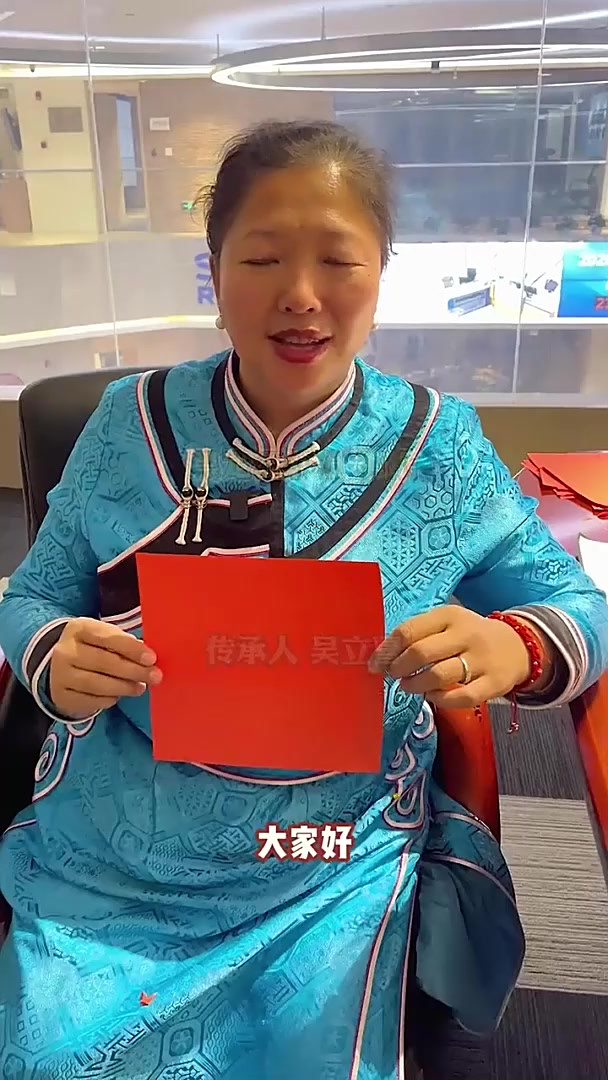 剪纸传承人吴立喜2分钟教你剪一条爱心鱼