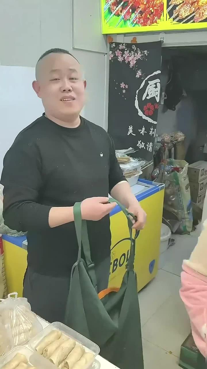 100块顶配的烤肉拌饭也太香啦！串一块一串，直接香迷糊了！