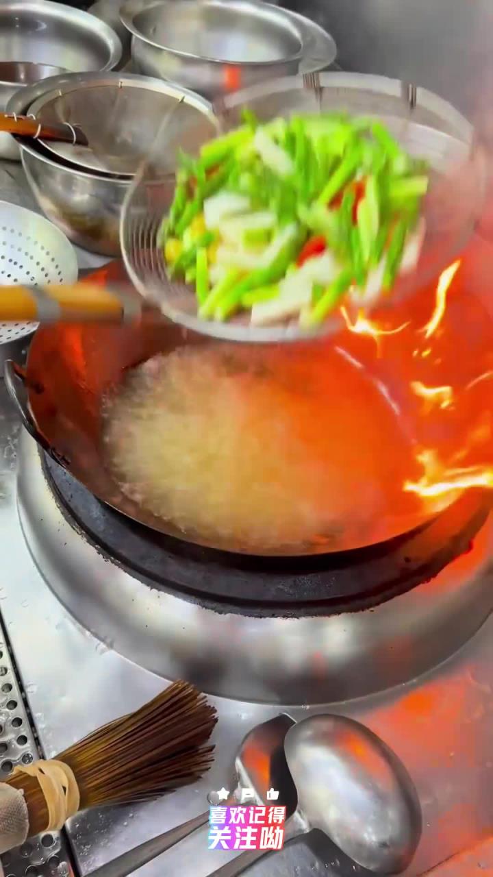 来看看00后粤菜师傅如何教我们炒一道爽脆又好吃的碧绿炒淮山!