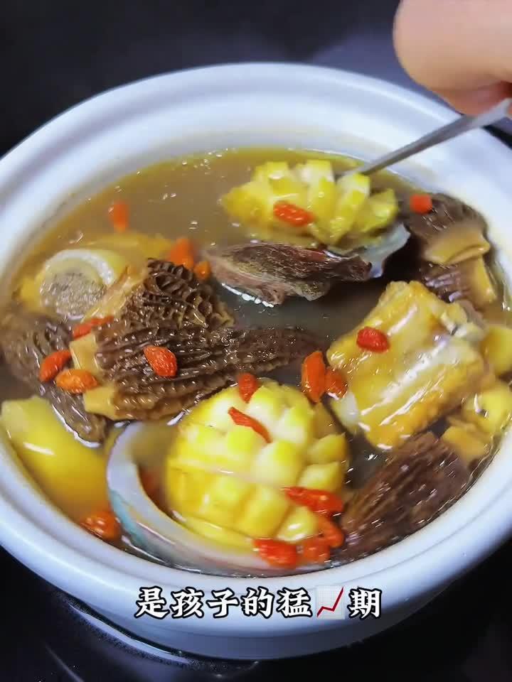 春季滋补汤品:羊肚菌炖排骨,孩子连喝三碗,营养又美味!