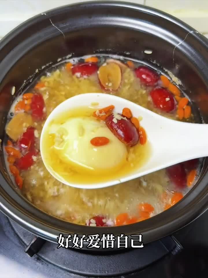 红糖水煮荷包蛋，女人常喝气色红润养胃暖身！