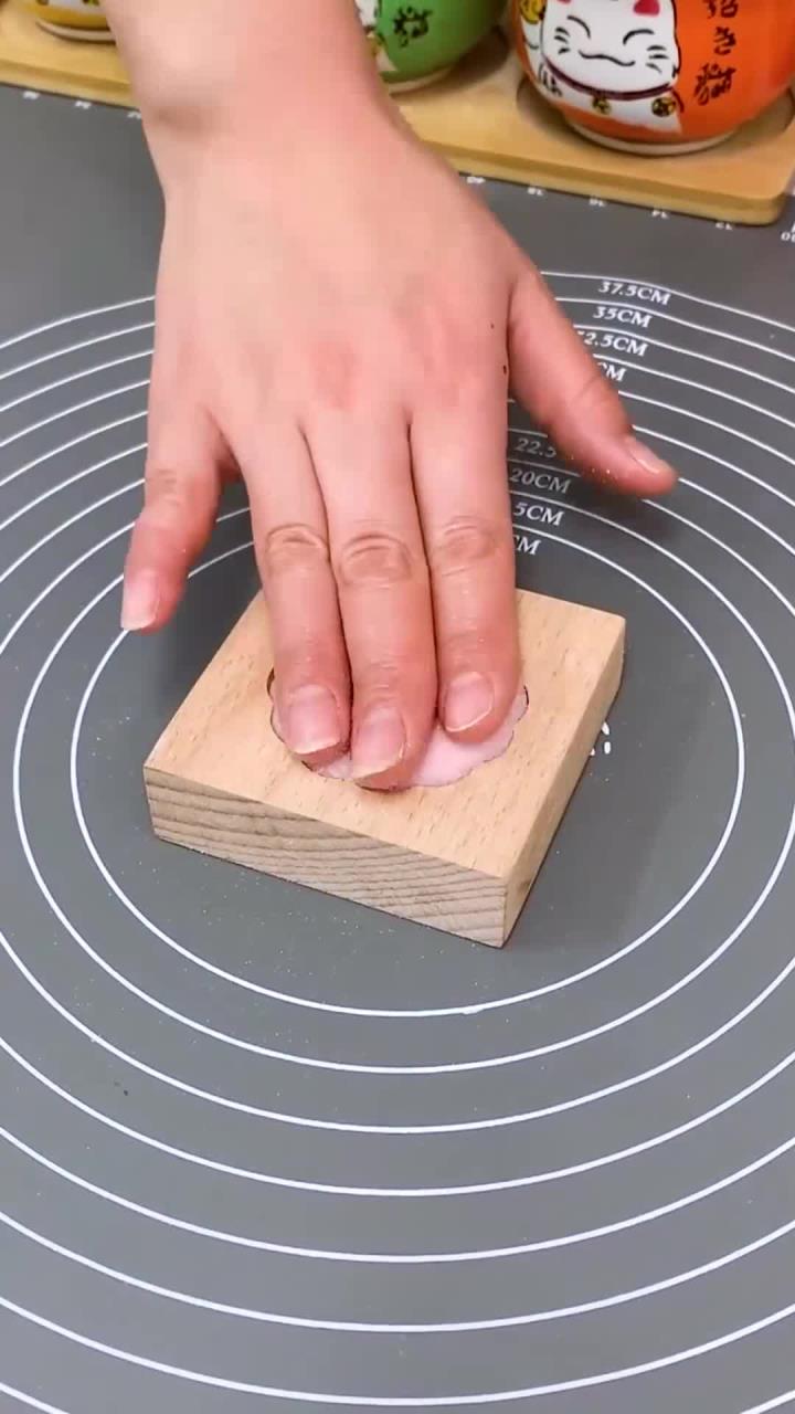 蒸馒头蒸包子一定要用这个木头包子模具,一按一磕就好了