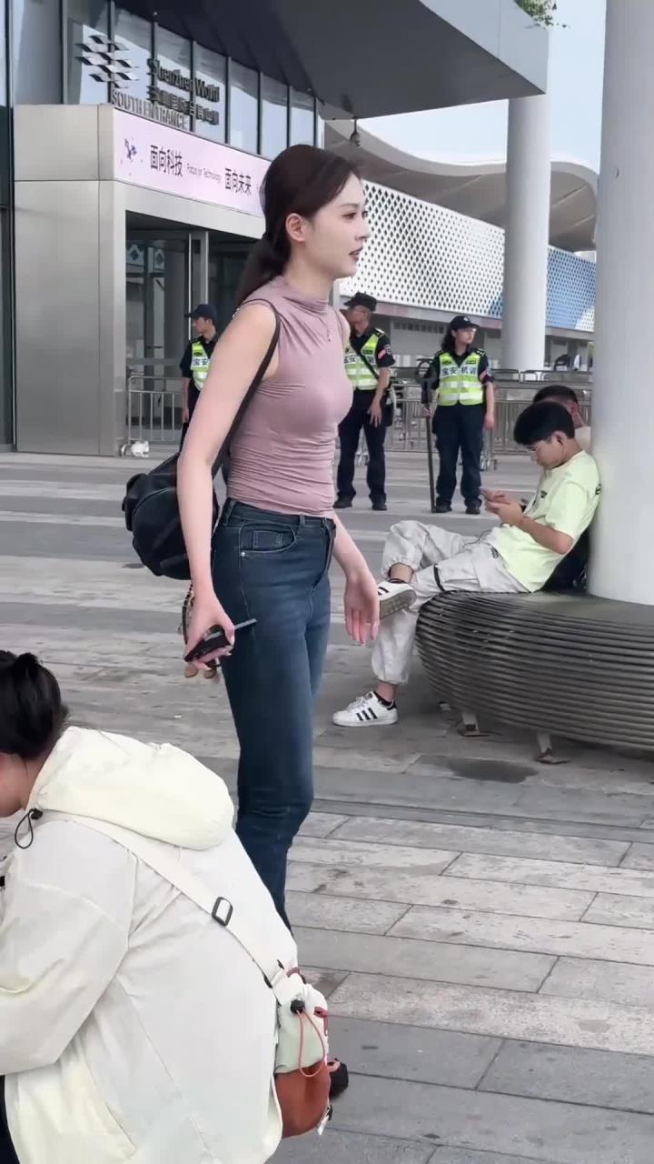 漂亮美女的肚子上也是有赘肉的,肉乎乎的好可爱,再胖点就完美了