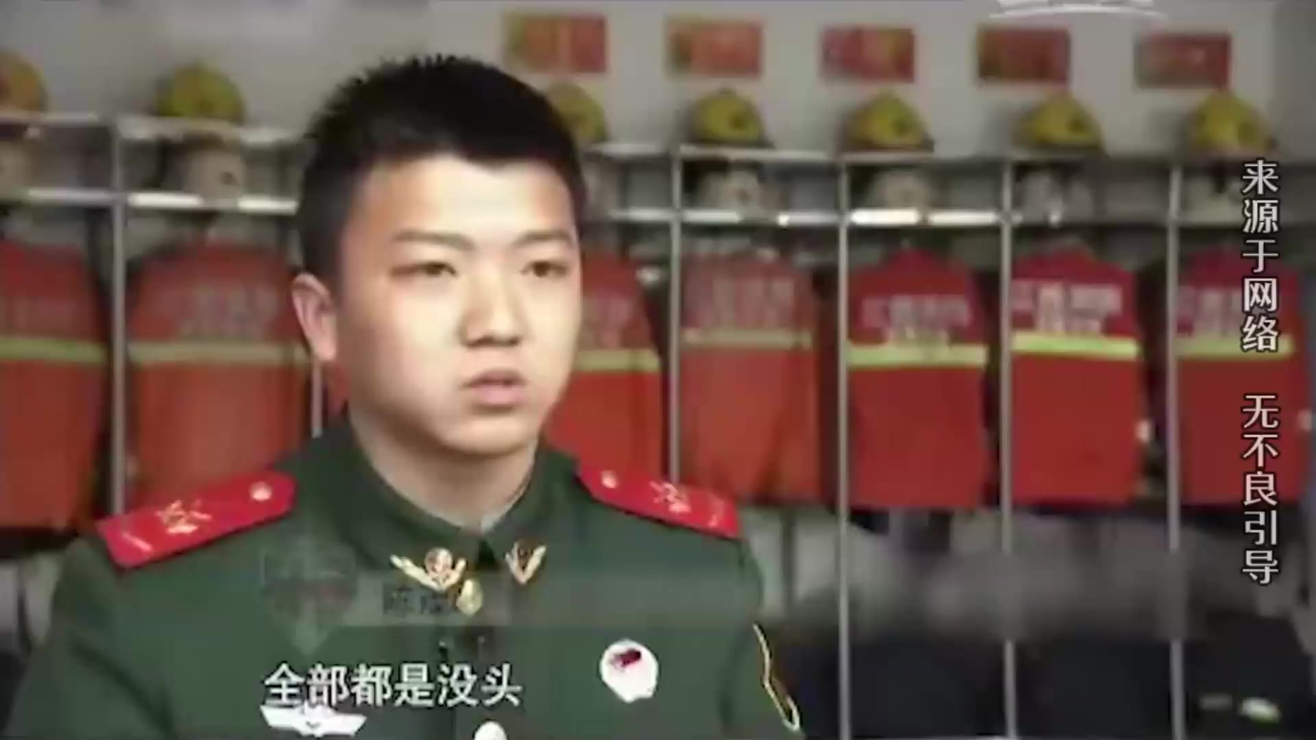 男子超速开车违规变道撞上货车,轿车顶被掀飞,四名乘客被挤成肉