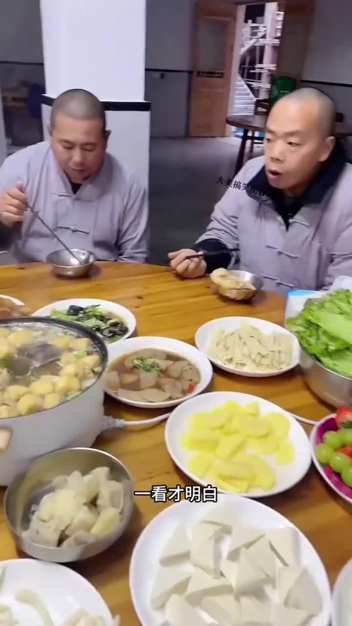 和尚吃火锅,全是素材