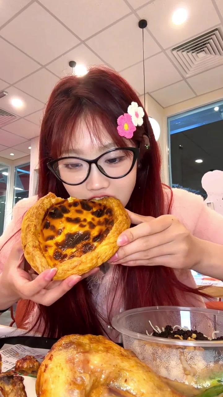 是谁还没吃到巨无霸大大大蛋挞呢 快艾特你的小伙伴请你吃