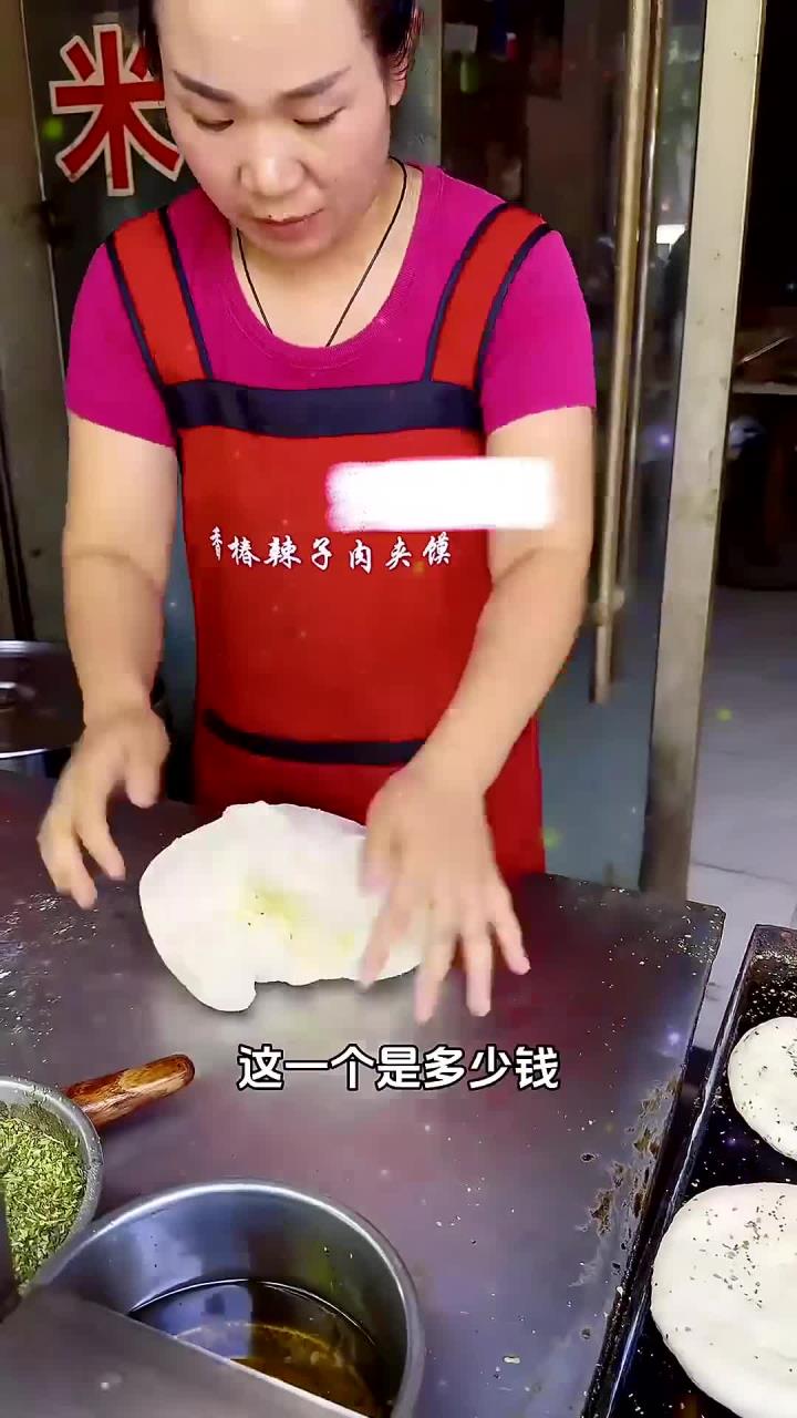 渭南特别好吃的肉夹馍香椿配上自己做的辣子酱还有现烤的纯手工炭火烧饼一口下去太香了