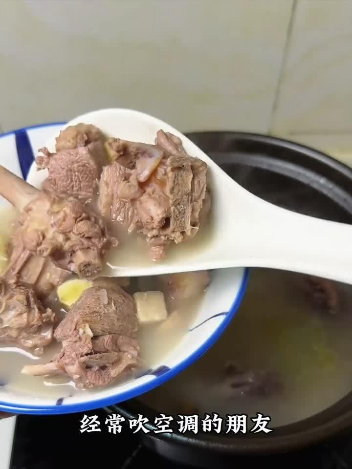 冬瓜薏米老鸭汤,夏日消暑祛湿,一碗清热养生!