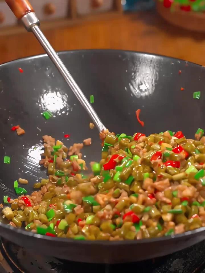 酸辣爽口的酸豆角炒肉沫,拌饭拌面条都很好吃,买回家要多泡下水