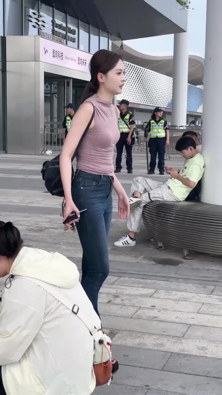 漂亮美女的肚子上也是有赘肉的，肉乎乎的好可爱，再胖点就完美了