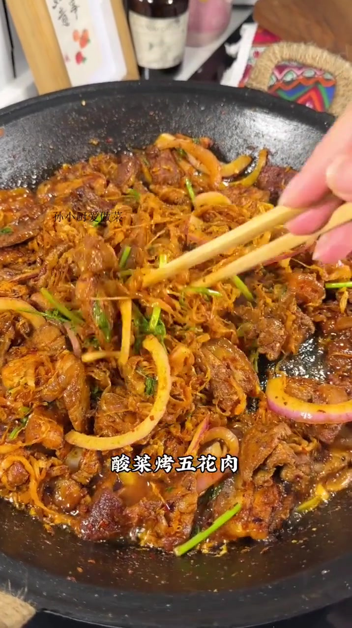 巨香烤的焦香五花肉和酸菜绝配烤肉店味