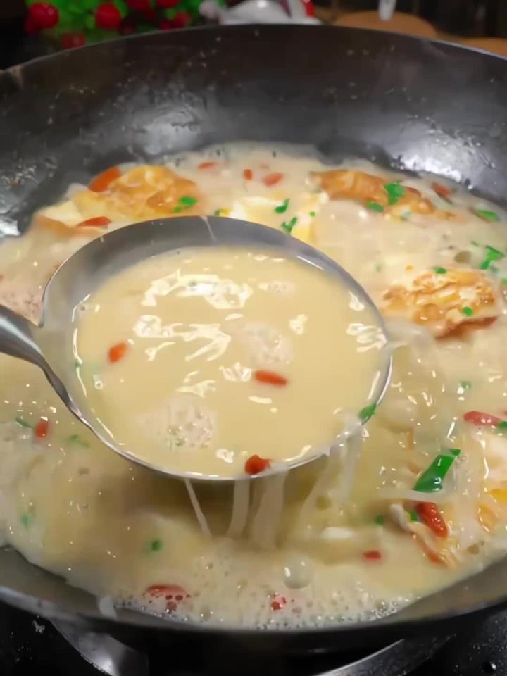 想要孩子吃鱼又怕卡刺的,一定要去试试这个鲫鱼豆腐汤～汤鲜味美