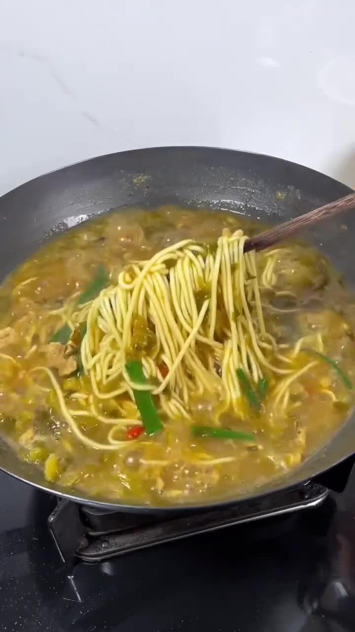 美味过瘾的酸菜肉丝面